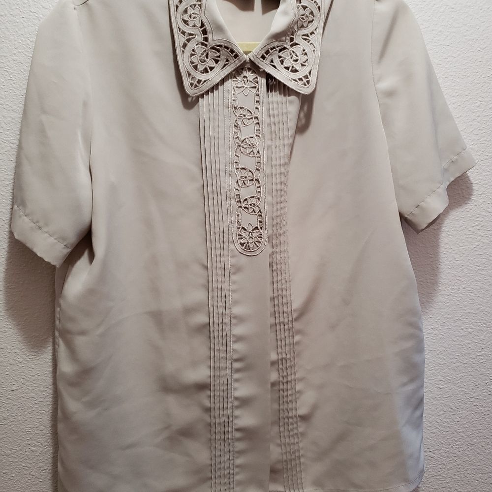 *Laura Scott, Tan short sleeve blouce,…